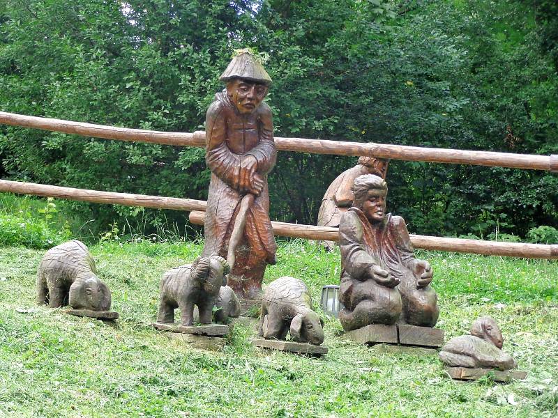 Dřevěné sochy ve Velkých Karlovicích.