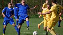 Fotbalisté VKK (žluté dresy) v sobotu 2. května doma prohráli s Novým Jičínem. 