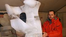 Sochař Jaroslav Holec pracuje na exponátu, který se měl původně jmenovat Anděl. Návštěvníci ale sochu přejmenovali na Ledovou královnu.