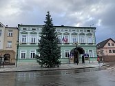 V pátek 24 listopadu instalovali na Masarykově náměstí v Rožnově vánoční strom.