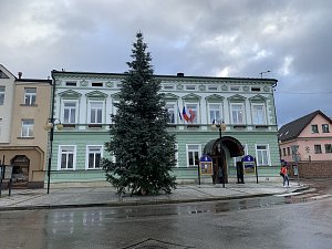 V pátek 24 listopadu instalovali na Masarykově náměstí v Rožnově vánoční strom.