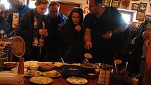 Návštěvníci Zvonice na Soláni ochutnávají v sobotu 21. září 2019 na třicet druhů chleba a k nim domácí sýry, pomazánky a další dobroty v pořadu Chleba z pece pořádaném na počest kardinála Štěpána Trochty z Francovy Lhoty.