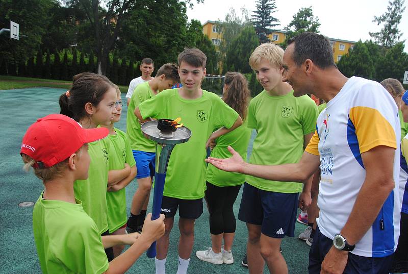 Účastníci Mírového běhu dorazili na hřiště Základní školy Křižná ve Valašském Meziříčí, kde se k nim přidali žáci meziříčských škol.