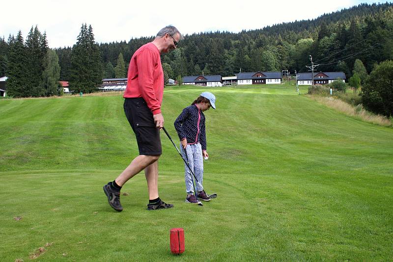 Velké Karlovice se těší velké oblibě turistů. Výjimkou nebyl ani poslední prázdninový týden roku 2020. Zájemci si mohou zahrát i golf - u hotelu Horal.