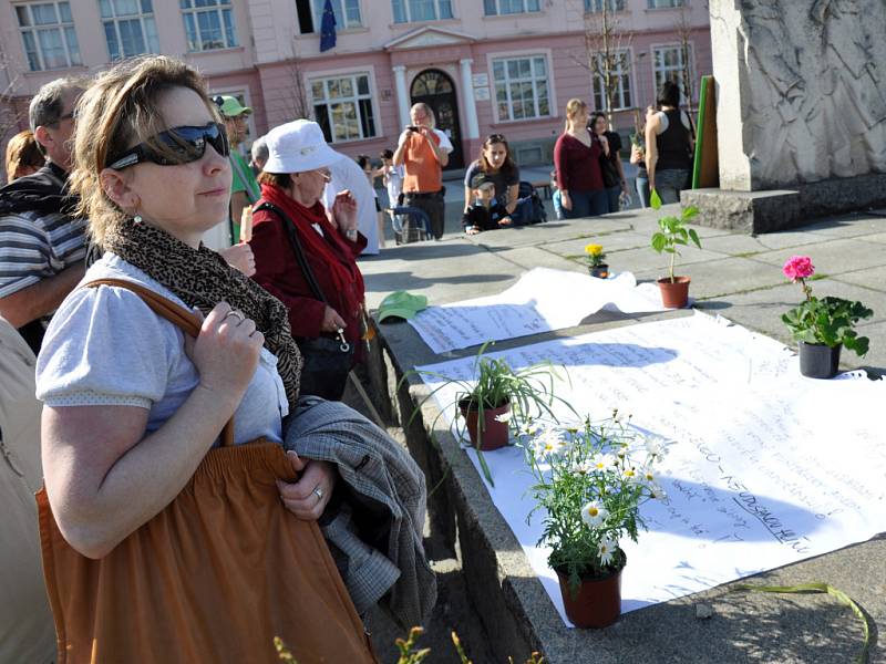 Stovky lidí přišly ve čtvrtek 26. dubna 2012 podpořit protestní akci na náměstí Svobody ve Vsetíně. Nespokojení s jeho současnou podobou zde podepisovali otevřený dopis určený radním a architektovi. 