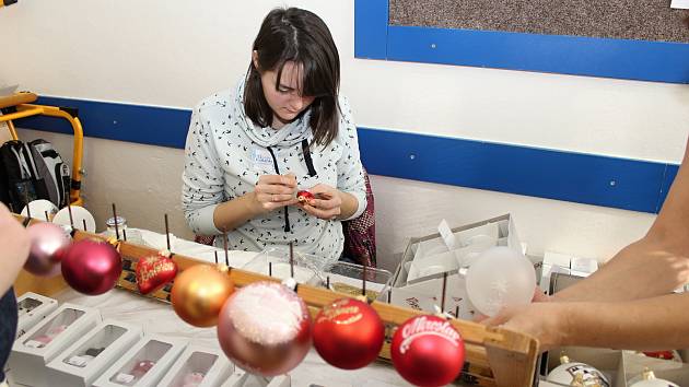 Během dvou dní se na Integrované střední škole ve Valašském Meziříčí představily 17. a 18. listopadu desítky řemeslníků, výrobců tradičních produktů i potravin.