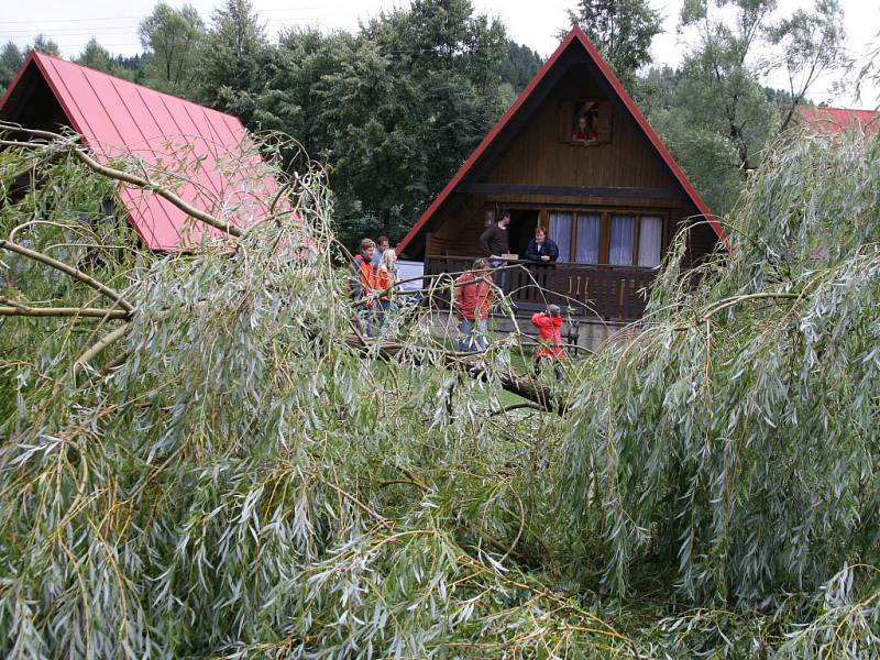 Prudká bouře vyvrátila i vzrostlou vrbu v hovězském kempu U Splavu. 