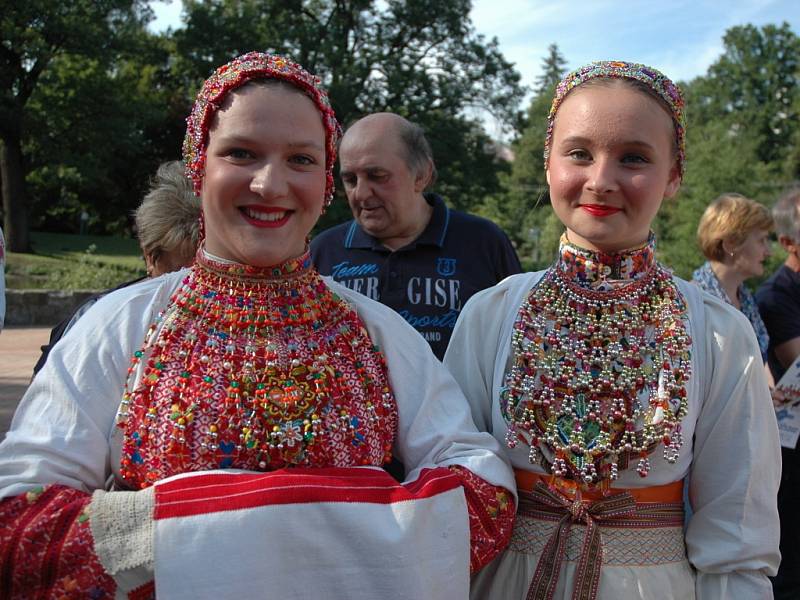 O pozvání k návštěvě víkendových 46. Liptálských slavností se ve Vsetíně postaraly některé ze zahraničních souborů, které se folklorního festivalu účastní. Mimo jiné z USA, Bulharska a Nového Zélandu.