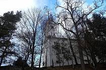 Hasiči - lezci zasahují v pondělí 7. února 2022 odpoledne na střeše kostela sv. Jiří v Pozděchově, jejíž plechovou krytinu poškodil silný vítr.