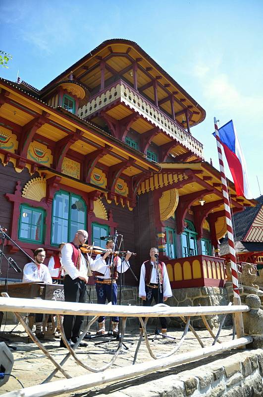 Cimbálová muzika Soláň z Rožnova pod Radhoštěm hraje před obnovenou chatou Libušín na Pustevnách v Beskydech u příležitosti jejího slavnostního otevření; čtvrtek 30. července 2020