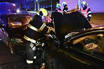 Záchranáři zasahují v úterý 15. listopadu 2022 večer u nehody dvou osobních automobilů v Rožnově pod Radhoštěm.