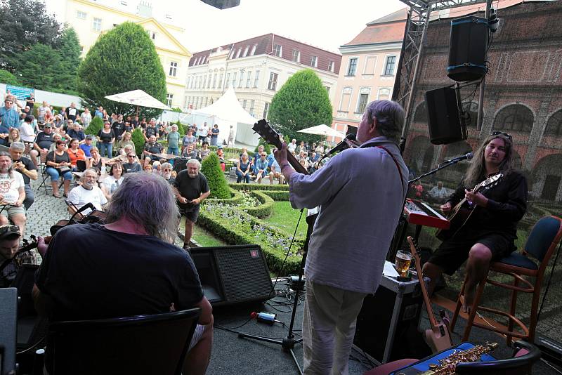 Trio Vladimír Merta & Jan Hrubý & Ondřej Fencl koncertuje koncertuje na I. nádvoří zámku Žerotínů ve Valašském Meziříčí na 39. ročníku folk-blues-beat festivalu Valašský špalíček; sobota 26. června 2021