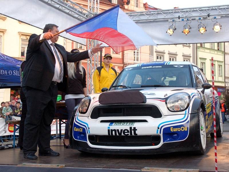 Bonver Valašská rally 2012 – start na náměstí ve Valašském Meziříčí.