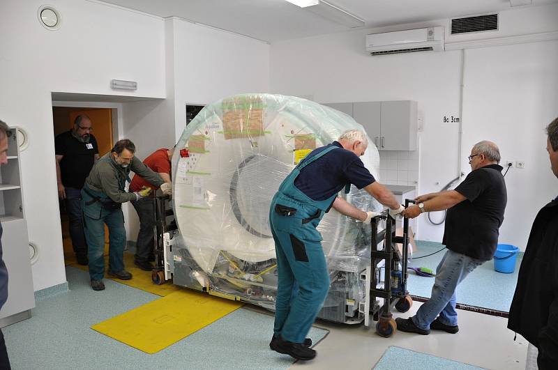 Stěhování nového počítačového tomografu ve Vsetínské nemocnici; květen 2019