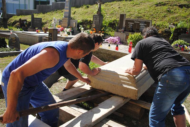 Ukládání cca 1 tunu vážícího náhrobního kamene na opravený hrob Aloise Mikyšky ve Veselé. Akci bylo nutné provést ručně, bez použití jeřábu, protože nad místem procházejí dráty elektrického vedení; pondělí 7. května 2018