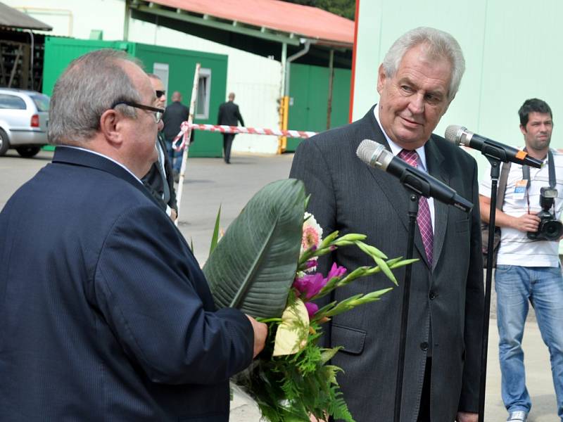 Prezident republiky Miloš Zeman na návštěvě firmy Kovar v Leskovci na Vsetínsku. Pracovníci Kovaru naslouchají a tleskají projevu prezidenta Miloše Zemana; čtvrtek 5. září 2013