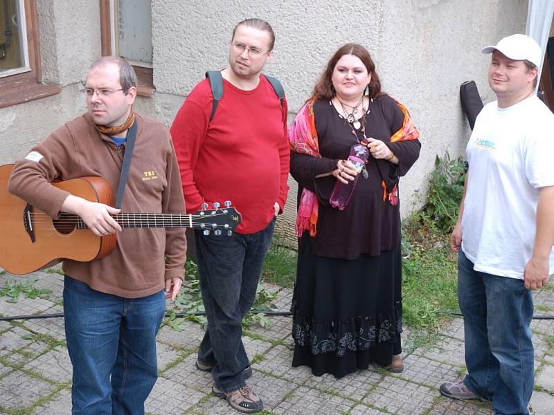 Třináctý ročník festivalu Amfolkfest navštívilo letos více než 400 lidí.