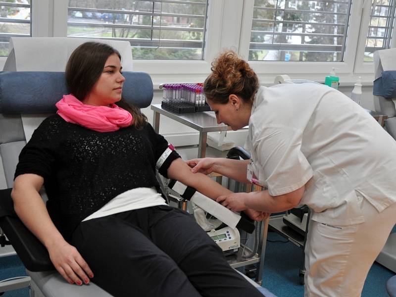 Studenti Masarykova gymnázia ve Vsetíně darují krev ve vsetínské nemocnici.