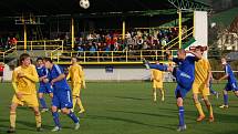 Fotbalisté VKK (žluté dresy) v sobotu 2. května doma prohráli s Novým Jičínem. 