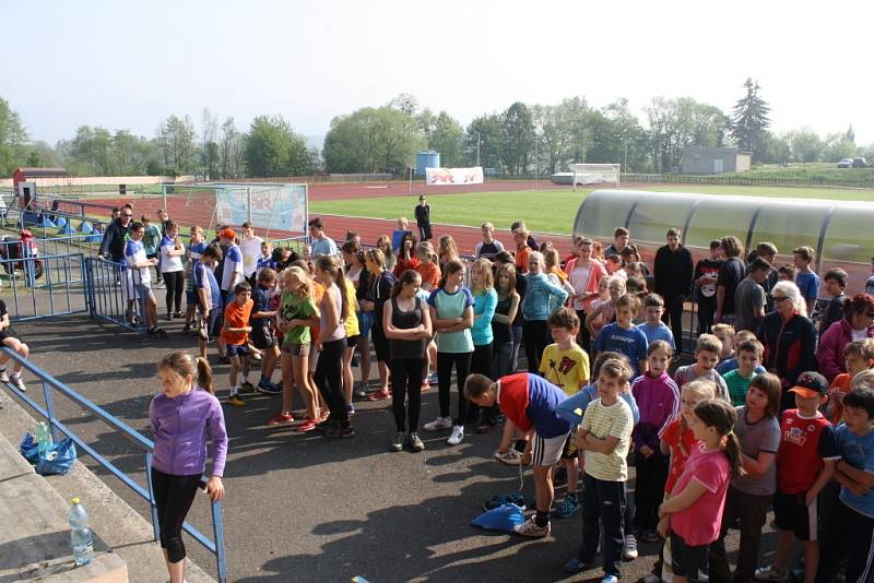 Valašské Meziříčí hostilo v pátek okresní kolo Odznaku všestrannosti olympijských vítězů. Podpořit děti ve sportování přijela i Šárka Kašpárková. 