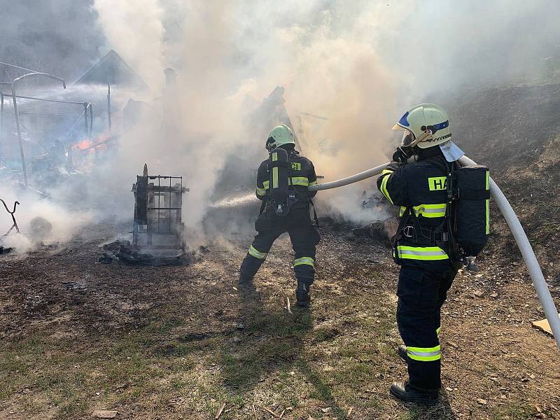 Ve vsetínské místní části Skalník shořely dvě chaty