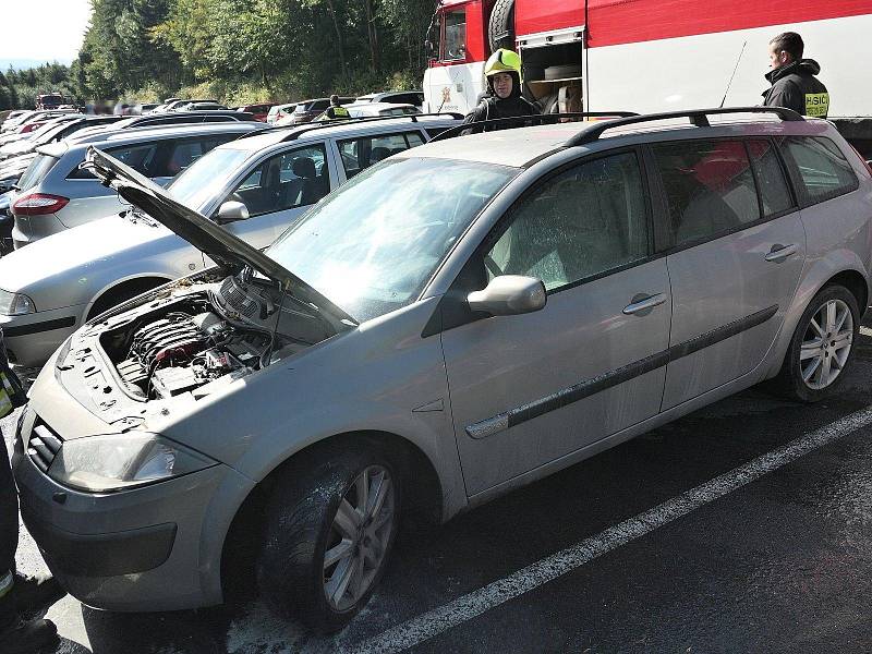 V sobotu 24. září 2022 před polednem likvidovali hasiči požár motoru osobního vozu na parkovišti na Pustevnách.