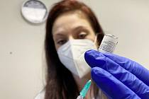 Očkování vakcínou Comirnaty v Očkovacím centru v Nemocnici AGEL ve Valašském Meziříčí.