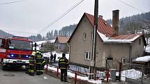 Hasiči zasahují u požáru kotelny rodinného domu ve vsetínské místní části Janišov. Vsetín, čtvrtek 19. února 2015