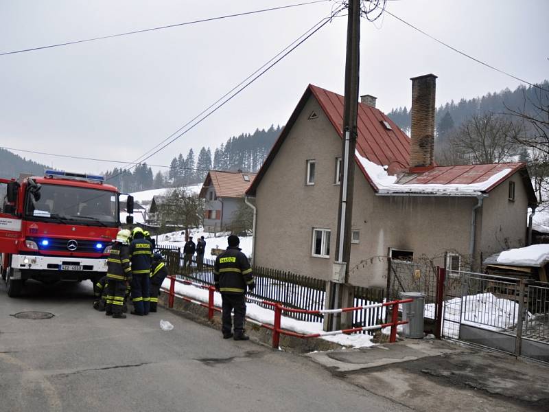 Hasiči zasahují u požáru kotelny rodinného domu ve vsetínské místní části Janišov. Vsetín, čtvrtek 19. února 2015