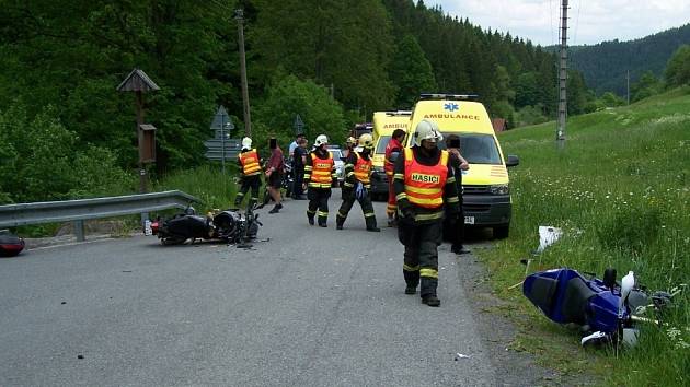 Srážka dvou motorkářů v Novém Hrozenkově. K nehodě došlo v údolí Vranča u odbočky na Kohútku.