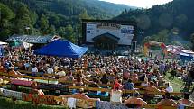 Zaplněný areál letního kina v Bystřičce na Vsetínsku během tradičního letního country festivalu Starý dobrý western.
