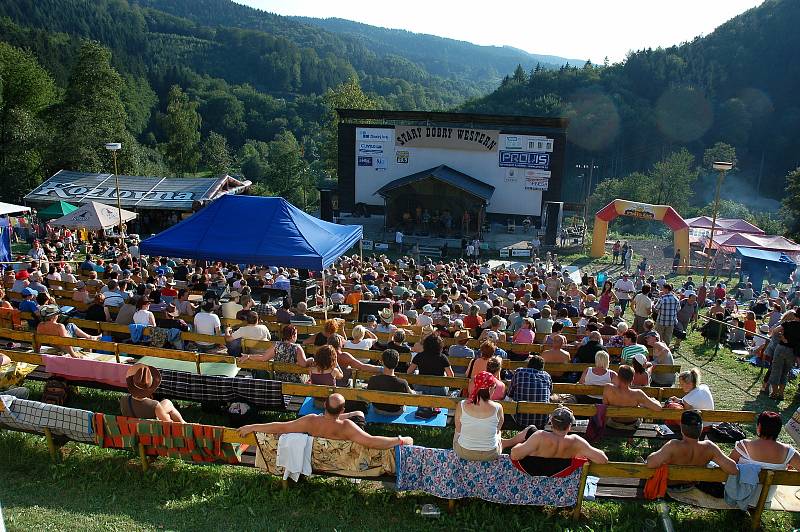 Zaplněný areál letního kina v Bystřičce na Vsetínsku během tradičního letního country festivalu Starý dobrý western.