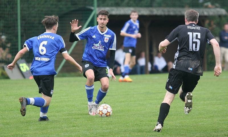 Fotbalisté Vigantic (v černém) se rozloučili s podzimní části I. A třídy skupiny A v derby s Rožnovem pod Radhoštěm přesvědčivou výhrou 5:0. Lví podíl na ni měli největší hvězdy Vigantic Milan Baroš a René Bolf, kteří dali po jedné brance, domácí útočník 