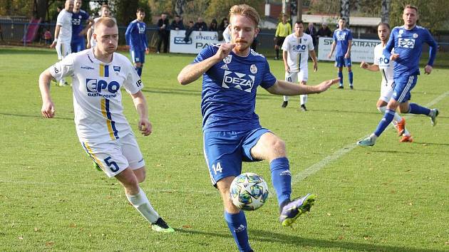 Fotbalisté Valašského Meziříčí (modré dresy) prohráli ve Frenštátě pod Radhoštěm 1:3.