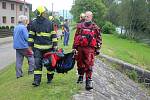 Hovězský splav na 28 km řeky Bečvy 23. června 2020 v 11.30. Zhruba 19 hodin předtím tu utonuli dva vodáci, které vtáhl proud pod splav. Lodní vak vytáhli hasiči druhý den před polednem.