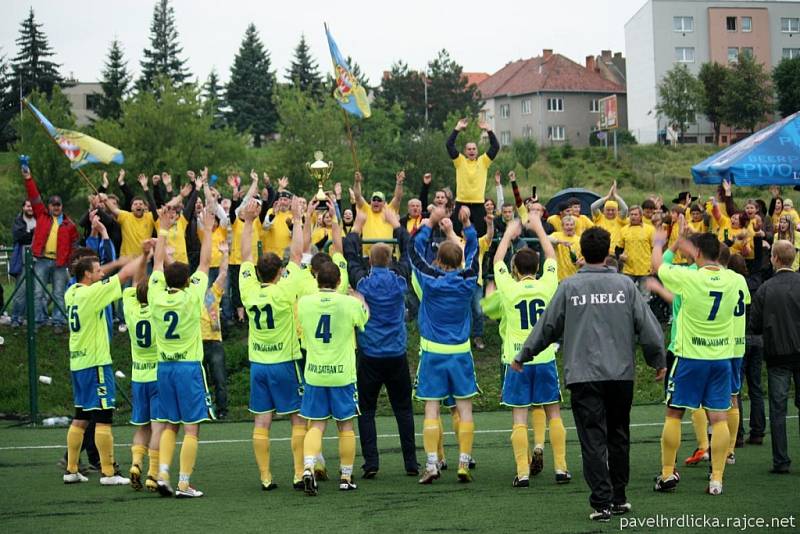 Fotbalisté Kelče (žluté dresy) si finále poháru náležitě užili.