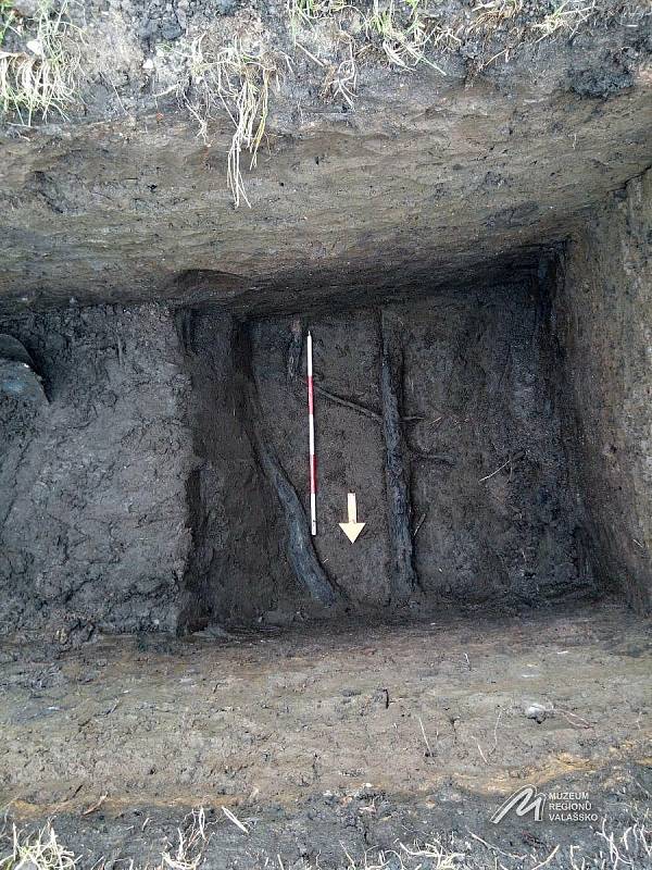 Archeologický průzkum v Kelči - Nález velkého kůlu s konstrukčním žlábkem.