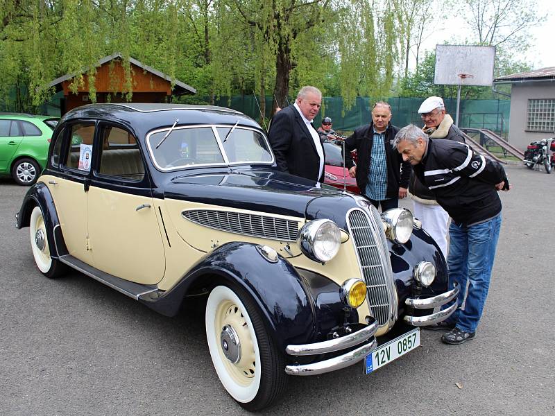 Veterán Car Club Rožnov pod Radhoštěm uspořádal pro majitele i všechny milovníky historických motorek a automobilů tradiční orientační jízdu Veteráni Valašskem. Majitelé skvostů, ve kterých jezdili naši dědečci a babičky odstartovali v sobotu v 9.30 z aut
