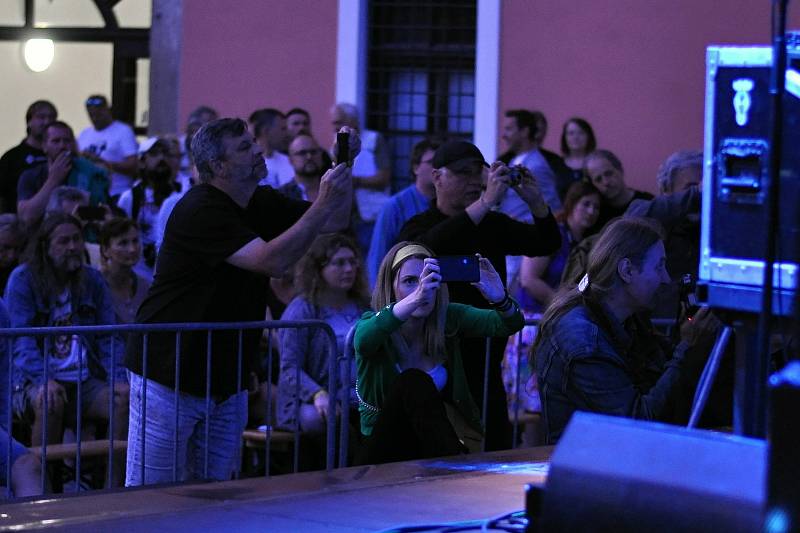Lidé fotografují a natáčejí koncert kapely Flamengo Reunion Session na II. nádvoří zámku Žerotínů ve Valašském Meziříčí, jež byl jedním z vrcholů 39. ročníku folk-blues-beat festivalu Valašský špalíček; sobota 26. června 2021
