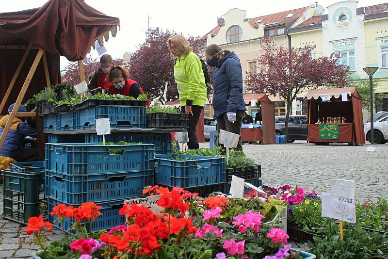 První farmářské trhy po uvolnění vládních omezení se uskutečnily ve Vsetíně v sobotu 16. května 2020.