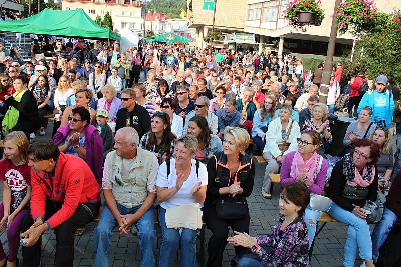 Začalo Valašské záření. Vsetínské náměstí a prostranství před kulturním domem zaplnily v pátek 8. září tisíce lidí.  Začal 19. ročník Valašského Záření.