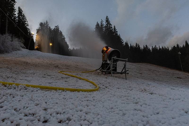 Ve Ski areálu Razula ve Velkých Karlovicích se ve čtvrtek 25. listopadu poprvé rozjela sněžná děla.