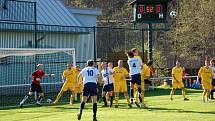 Fotbalisté Velkých Karlovicě+Karolinky (žluté dresy) porazili Vigantice 1:0. 