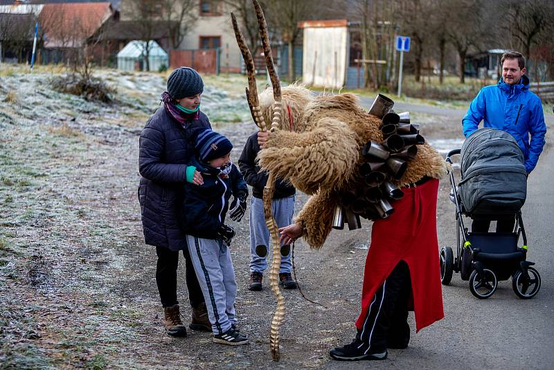 Muži v maskách čertů procházejí při oslavě svátku sv. Mikuláše, 4. prosince 2021 Valašskou Polankou na Vsetínsku.