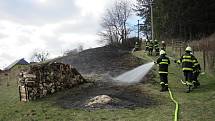 Hasiči likvidují požár louky v Ratiboři na Vsetínsku; středa 27. března 2019