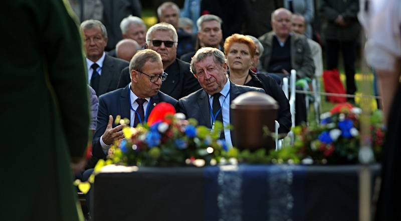 Pietní rozloučení a uložením urny Dany Zátopkové na Valašském Slavíně v Rožnově pod Radhoštěm.