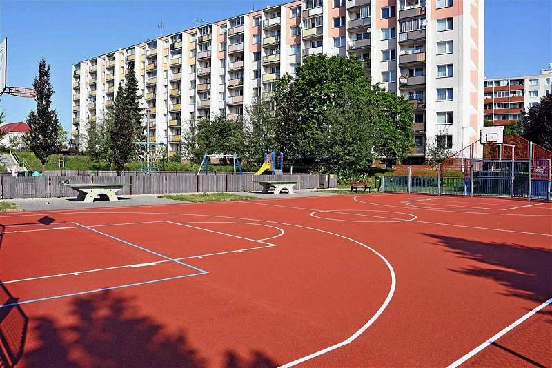 Opravené sportovní hřiště na sídlišti Vyhlídka ve Valašském Meziříčí; červenec 2022