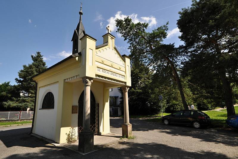 Valašské Meziříčí - kaple sv. Rocha ve Vrbenské ulici je jednou z mála památek, které přečkaly asanaci starého meziříčského předměstí a městečka Krásna v 60. a 70. letech 20. století.