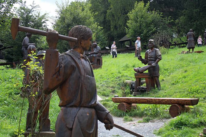 Velké Karlovice se těší velké oblibě turistů. Výjimkou nebyl ani poslední prázdninový týden roku 2020. K prohlídce láká galerie soch a kaple sv. Huberta v údolí Pluskovec.