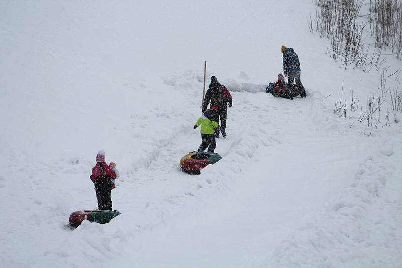 Děti si užívají zimních radovánek na snowtubingové dráze ve Ski areálu Razula ve Velkých Karlovicích.